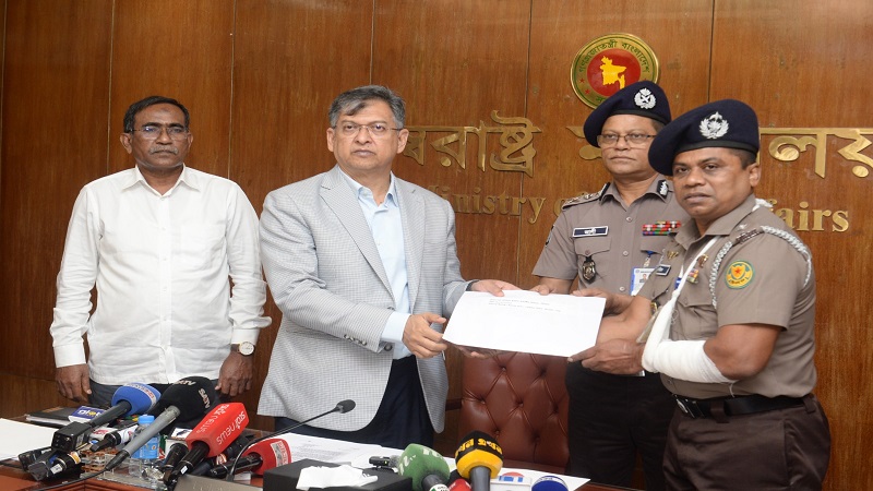 স্বরাষ্ট্রমন্ত্রীর হাত থেকে বিরল সাহসিকতার সম্মাননাপদক পেলেন আদাবর থানার ওসি জাহিদুল ইসলাম